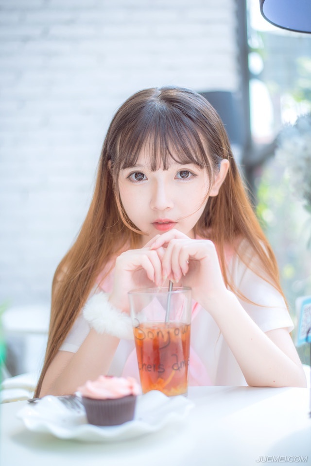 人，不经过长夜的痛哭，是不能了解人生的，我们将这些苦痛当作一种功课和学习，直到有一日真正的感觉成长了时，甚而会感谢这种苦痛给我们的教导。——三毛《亲爱的三毛》